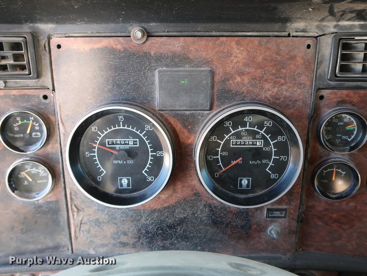 image for item DK3563 2004 Kenworth T800  semi truck