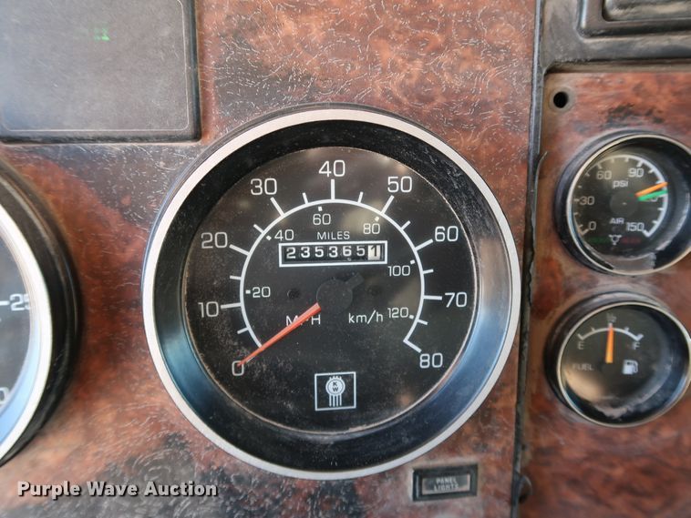 image for item DK3563 2004 Kenworth T800  semi truck