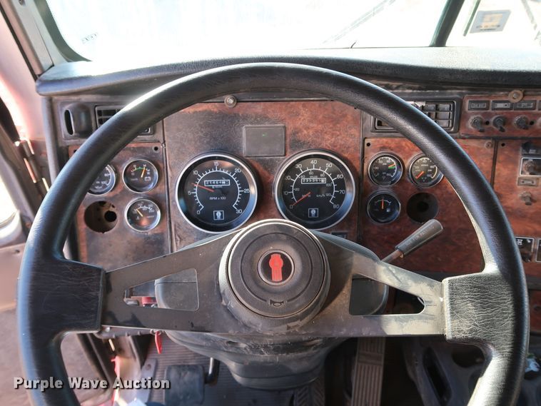 image for item DK3563 2004 Kenworth T800  semi truck