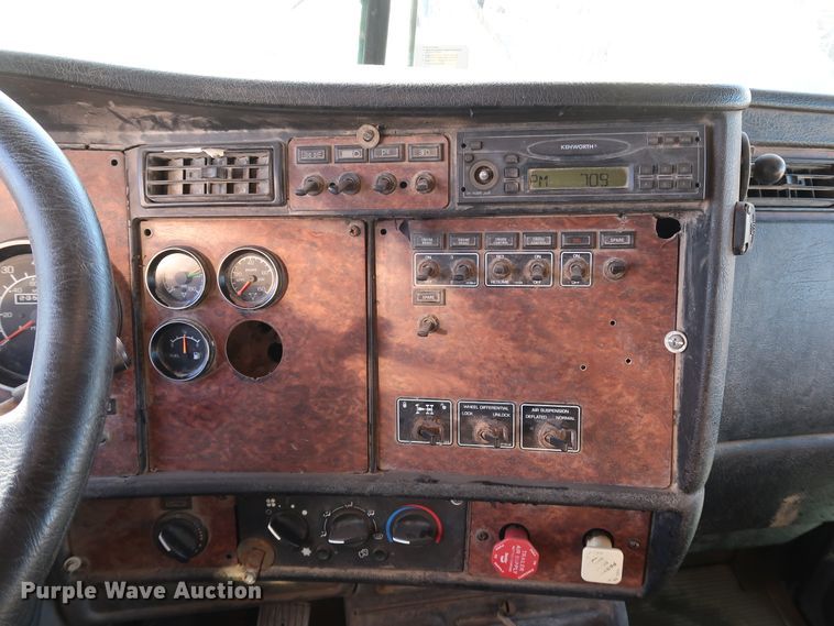 image for item DK3563 2004 Kenworth T800  semi truck