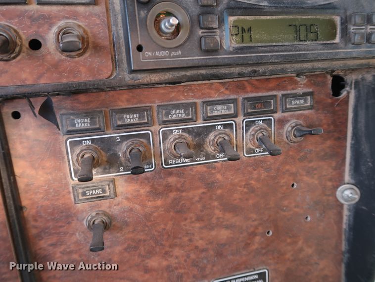 image for item DK3563 2004 Kenworth T800  semi truck