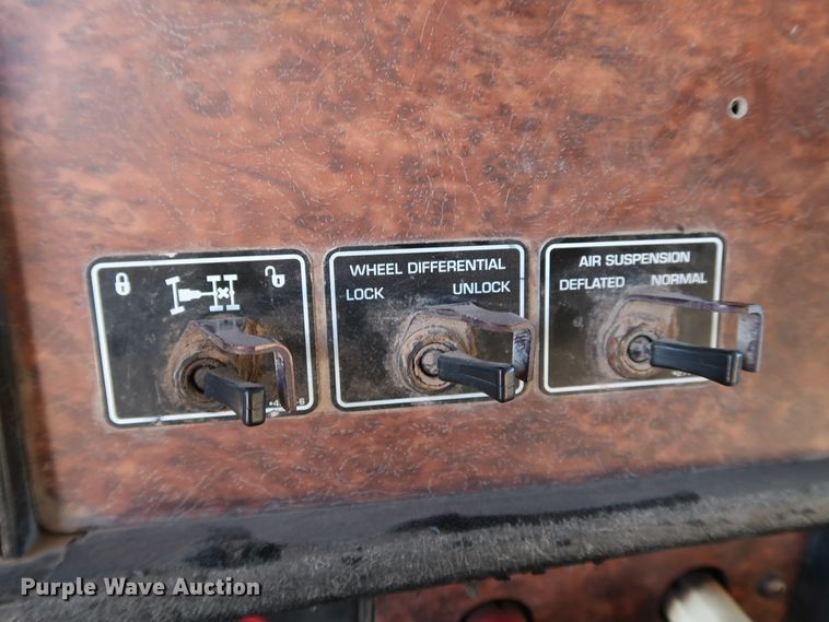 image for item DK3563 2004 Kenworth T800  semi truck