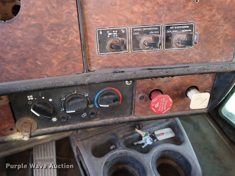 image for item DK3563 2004 Kenworth T800  semi truck