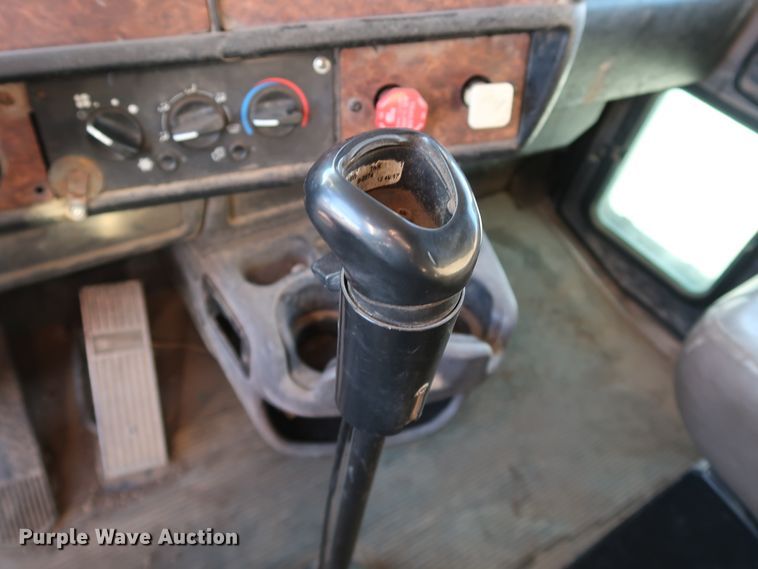 image for item DK3563 2004 Kenworth T800  semi truck