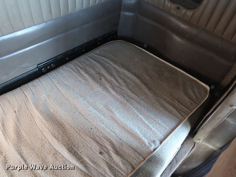 image for item DK3563 2004 Kenworth T800  semi truck