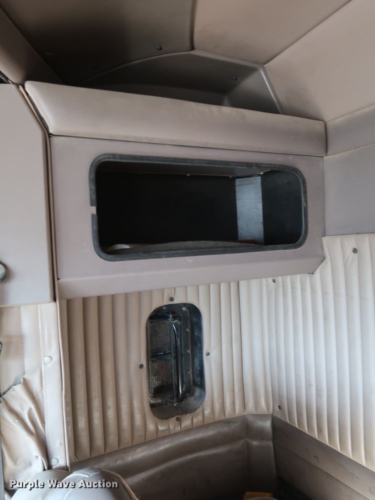 image for item DK3563 2004 Kenworth T800  semi truck