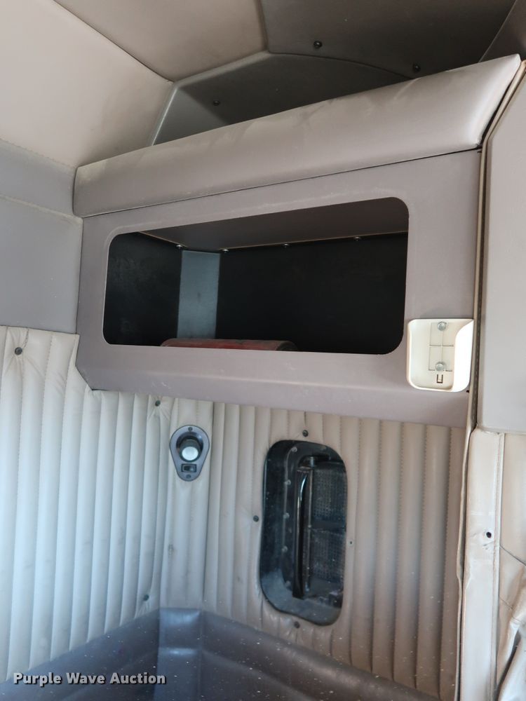 image for item DK3563 2004 Kenworth T800  semi truck