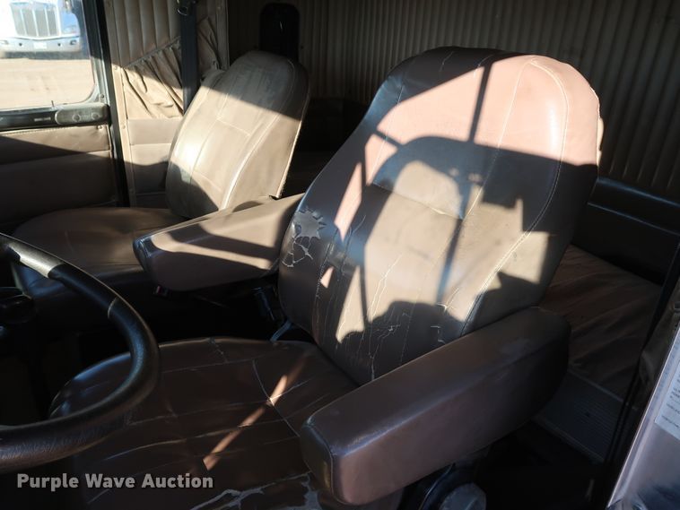 image for item DK3563 2004 Kenworth T800  semi truck