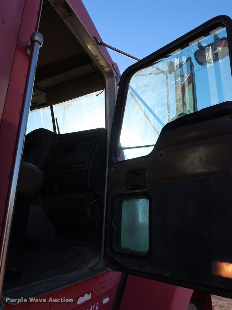 image for item DK3563 2004 Kenworth T800  semi truck