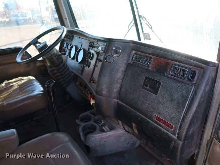 image for item DK3563 2004 Kenworth T800  semi truck