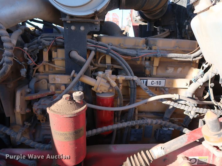 image for item DK3563 2004 Kenworth T800  semi truck