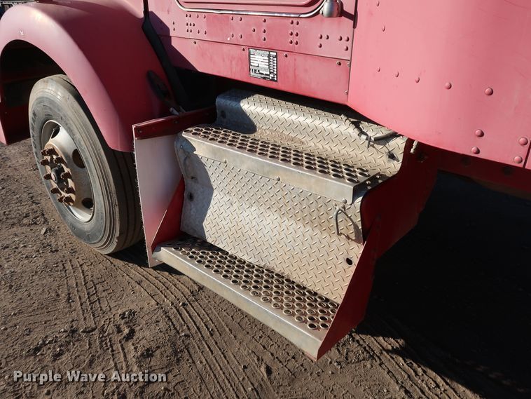 image for item DK3563 2004 Kenworth T800  semi truck