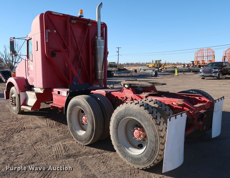image for item DK3563 2004 Kenworth T800  semi truck
