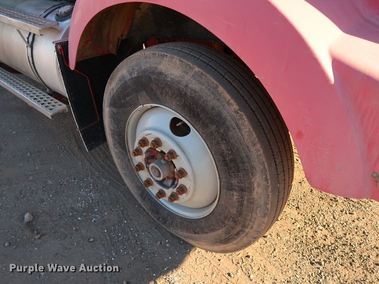 image for item DK3563 2004 Kenworth T800  semi truck