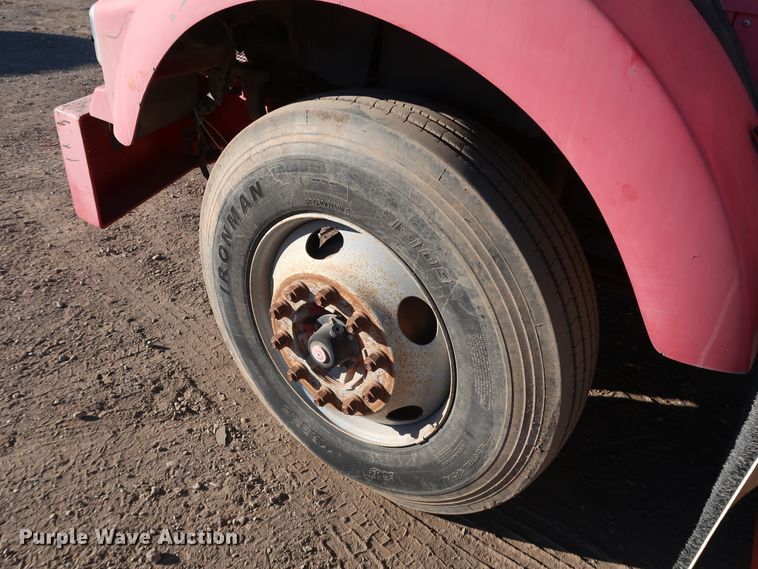 image for item DK3563 2004 Kenworth T800  semi truck