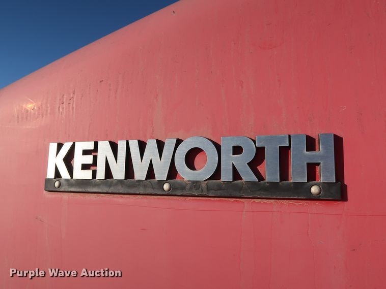 image for item DK3563 2004 Kenworth T800  semi truck