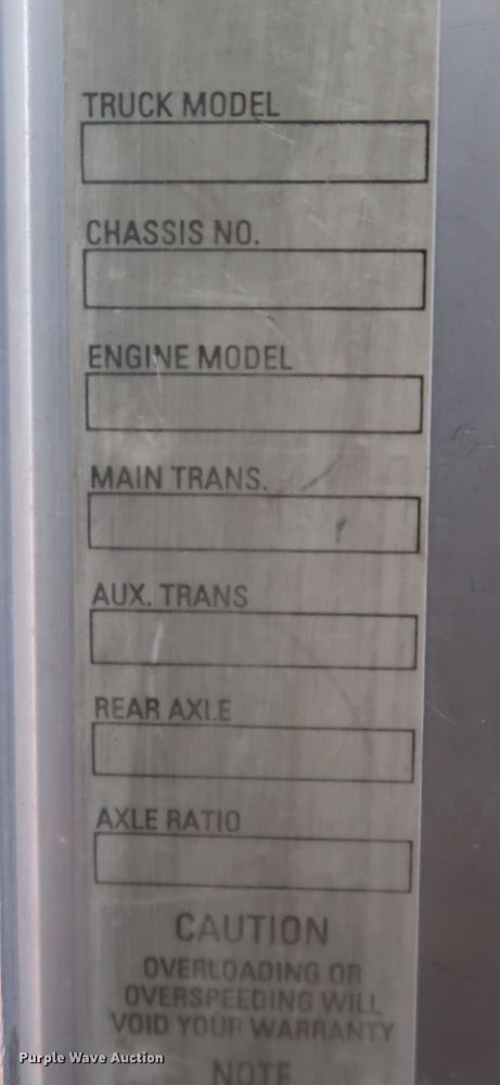 image for item DK3563 2004 Kenworth T800  semi truck