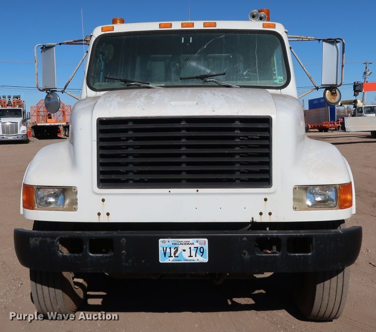 image for item DK3567 1994 International 4900  semi truck