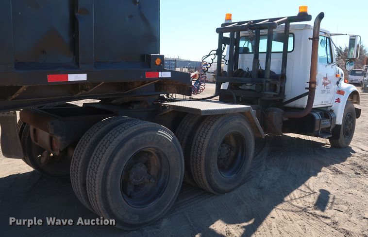 image for item DK3567 1994 International 4900  semi truck