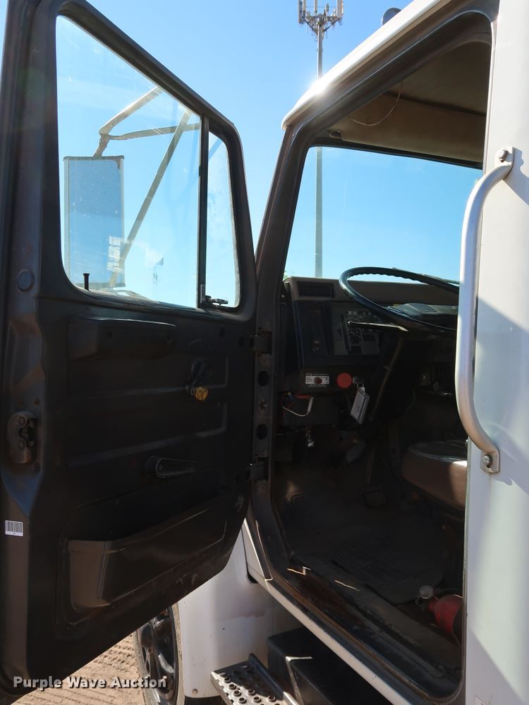 image for item DK3567 1994 International 4900  semi truck