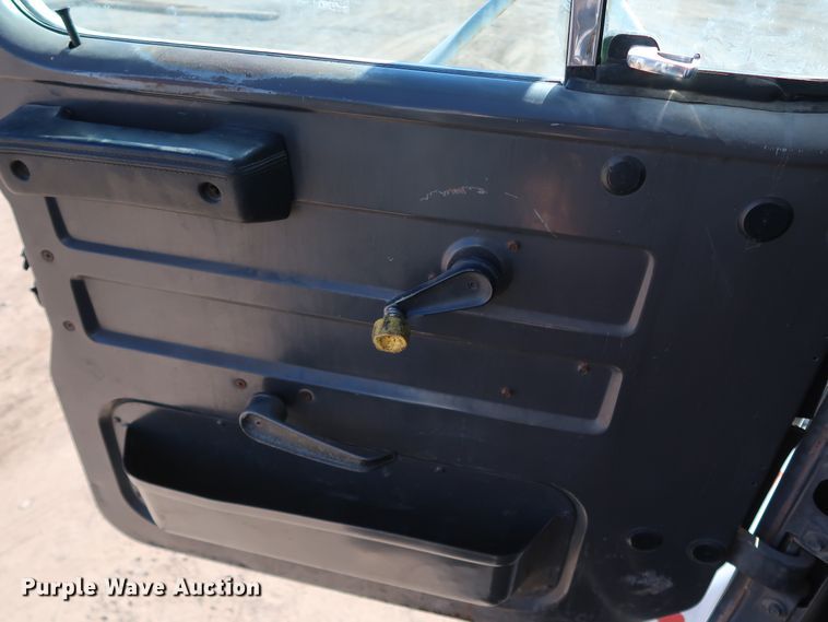 image for item DK3567 1994 International 4900  semi truck