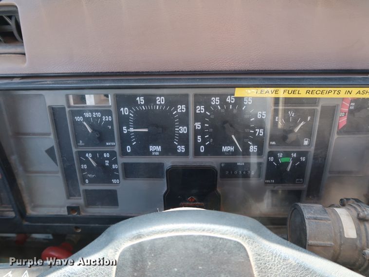 image for item DK3567 1994 International 4900  semi truck