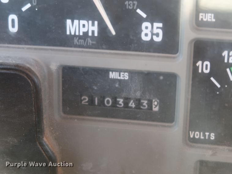 image for item DK3567 1994 International 4900  semi truck