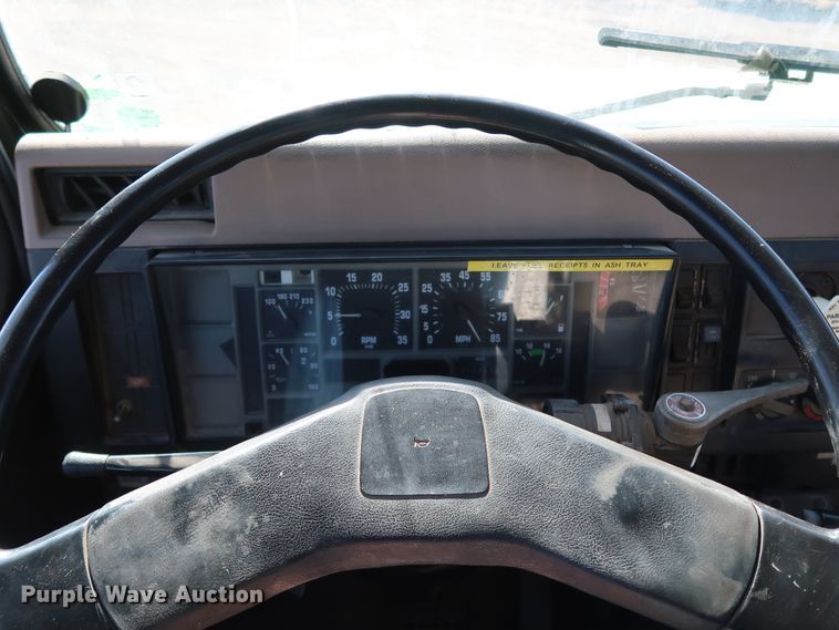 image for item DK3567 1994 International 4900  semi truck