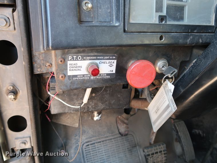 image for item DK3567 1994 International 4900  semi truck