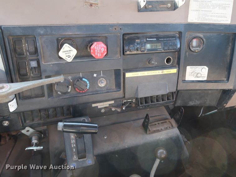 image for item DK3567 1994 International 4900  semi truck