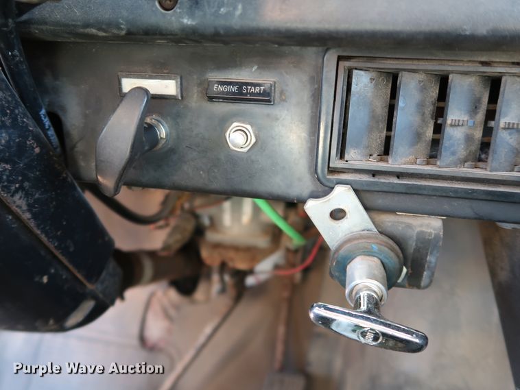 image for item DK3567 1994 International 4900  semi truck