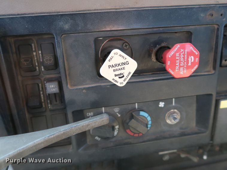 image for item DK3567 1994 International 4900  semi truck