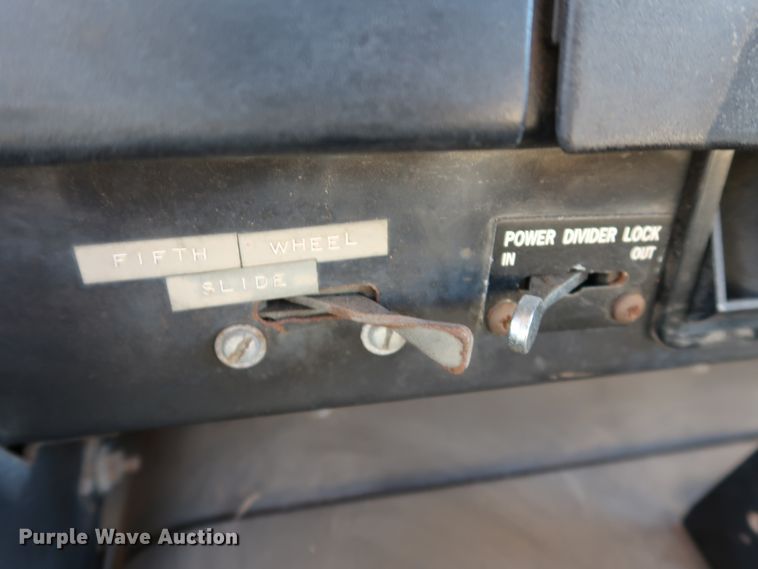 image for item DK3567 1994 International 4900  semi truck