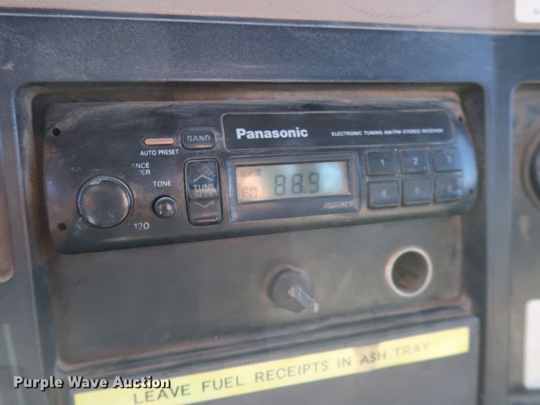 image for item DK3567 1994 International 4900  semi truck