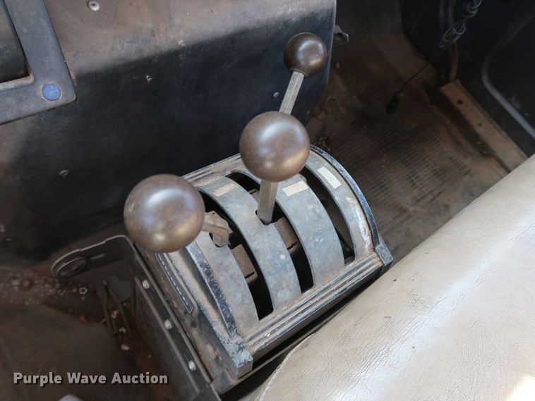 image for item DK3567 1994 International 4900  semi truck