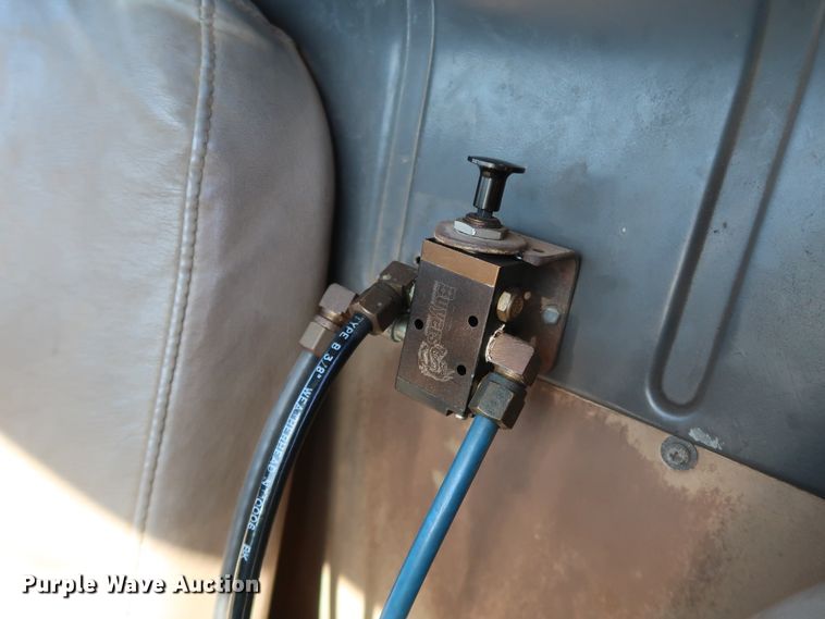 image for item DK3567 1994 International 4900  semi truck