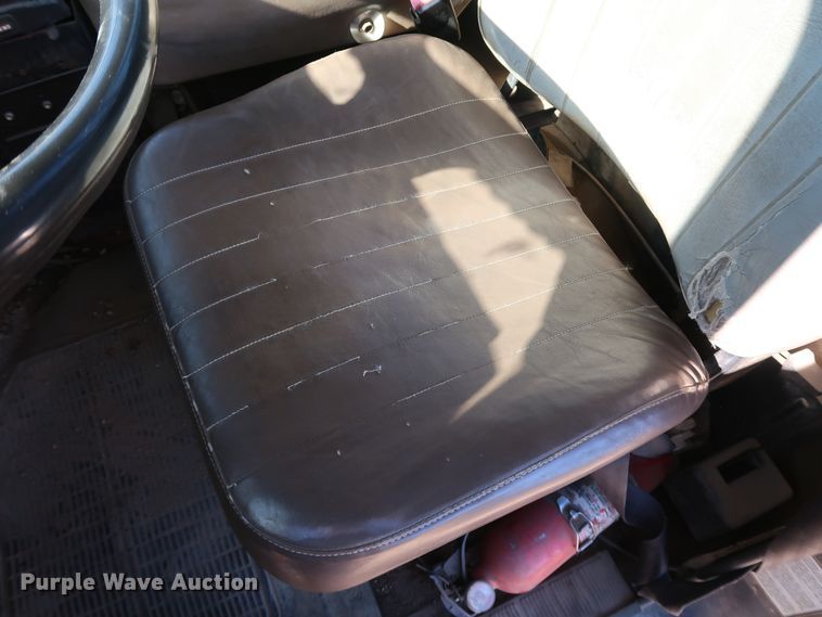 image for item DK3567 1994 International 4900  semi truck