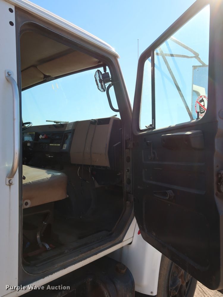 image for item DK3567 1994 International 4900  semi truck