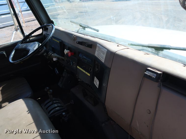 image for item DK3567 1994 International 4900  semi truck