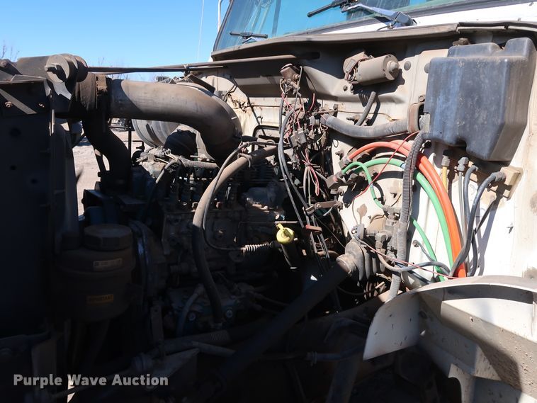 image for item DK3567 1994 International 4900  semi truck