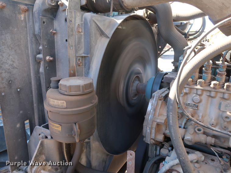 image for item DK3567 1994 International 4900  semi truck