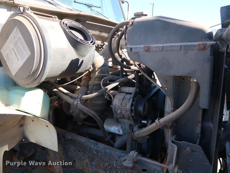 image for item DK3567 1994 International 4900  semi truck