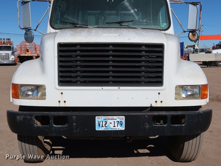 image for item DK3567 1994 International 4900  semi truck