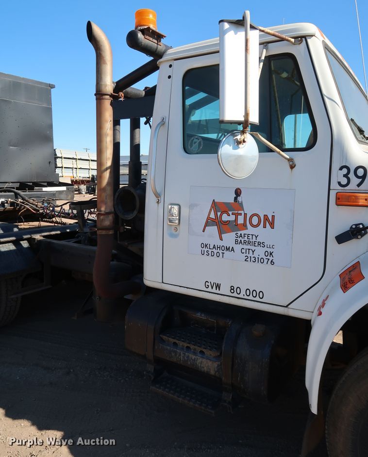 image for item DK3567 1994 International 4900  semi truck