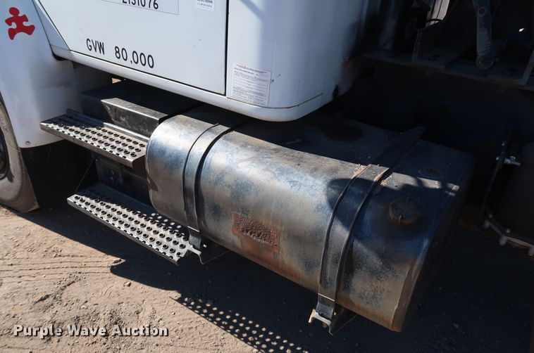 image for item DK3567 1994 International 4900  semi truck