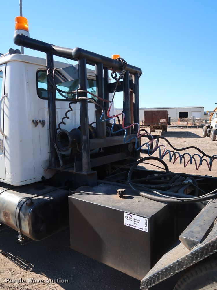 image for item DK3567 1994 International 4900  semi truck