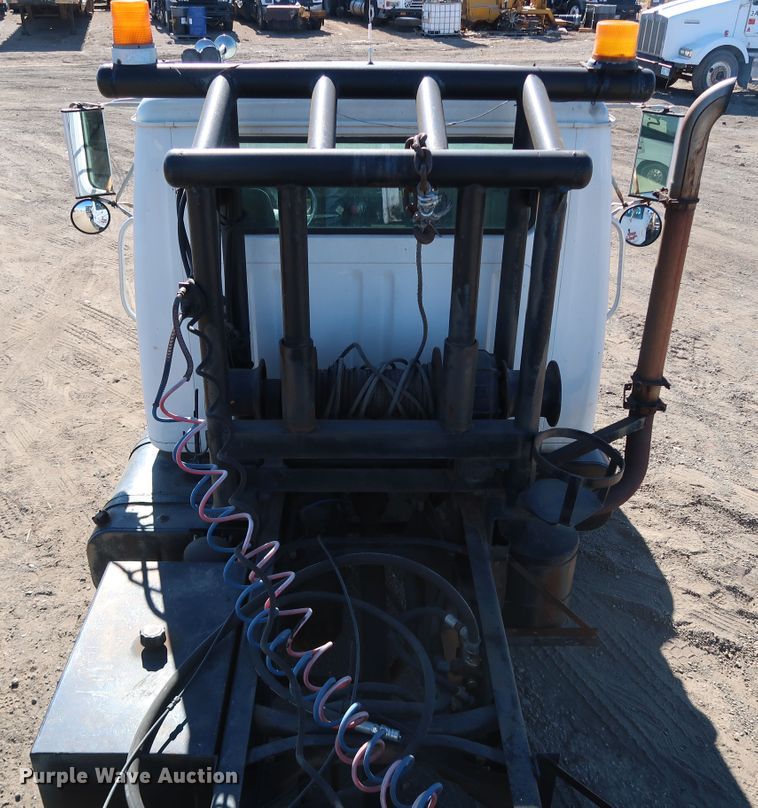 image for item DK3567 1994 International 4900  semi truck