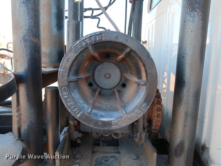 image for item DK3567 1994 International 4900  semi truck