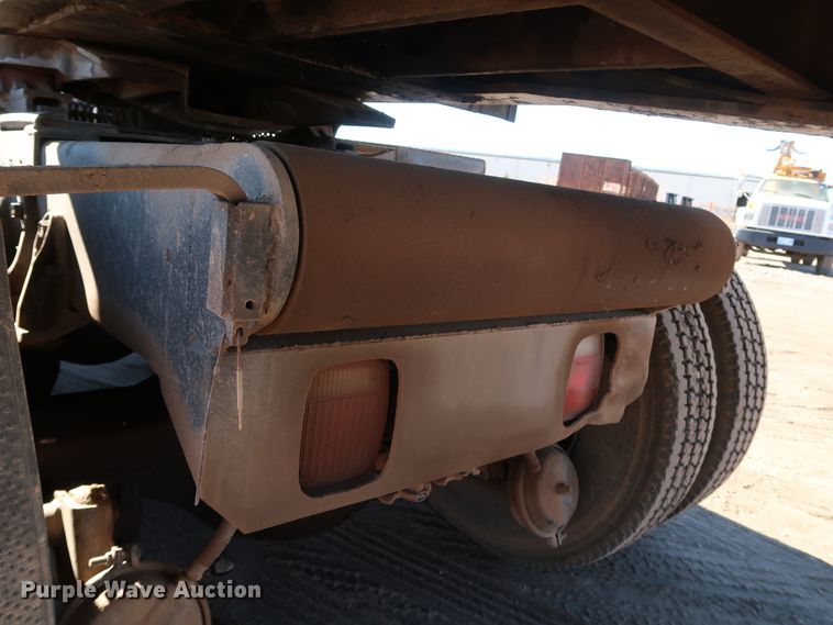 image for item DK3567 1994 International 4900  semi truck