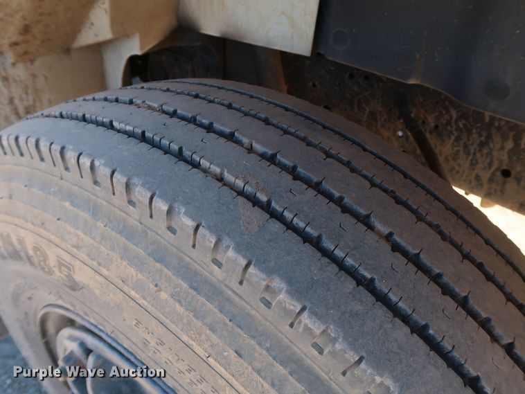 image for item DK3567 1994 International 4900  semi truck